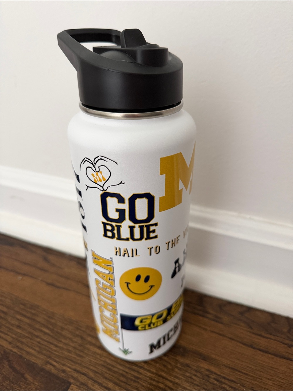 MEMORY COMPANY Michigan Wolverines 34 oz  Quencher Water Bottle
